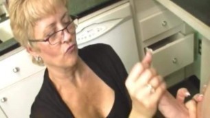 Mature stepmom wanks stepson till bukkake